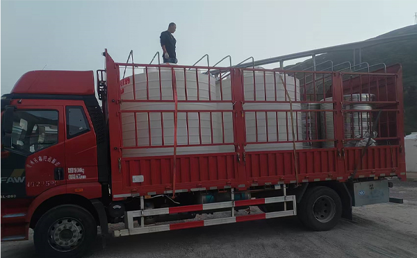 岷县立式运输桶安排发货现场